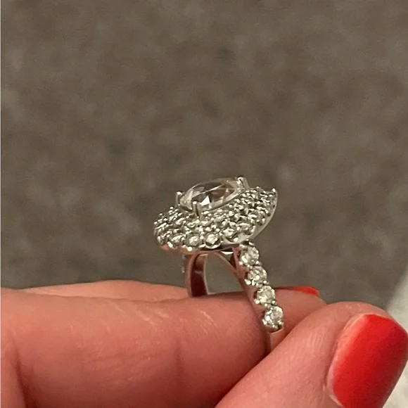 14kt White gold GIA certified Pear-Shaped Diamond Engagement Ring - Picture 3 of 6